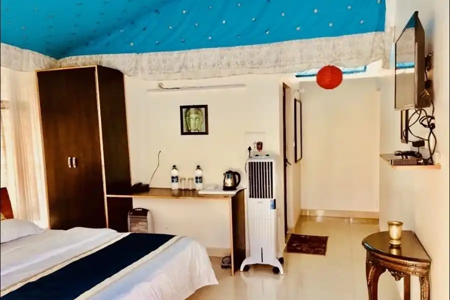 Tatva Bir Tents and Resort Manali Maharani tent room